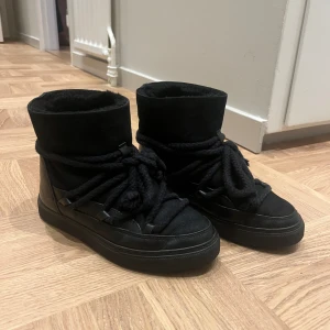 Inuikii skor - Jättefina svarta Inuikii skor i storlek 36 köpta på NK. Använda vid ett fåtal tillfällen så dem är i väldigt fint skick. Säljer dem då dem inte kommer till användning. Priset går att diskutera vid en snabb affär!