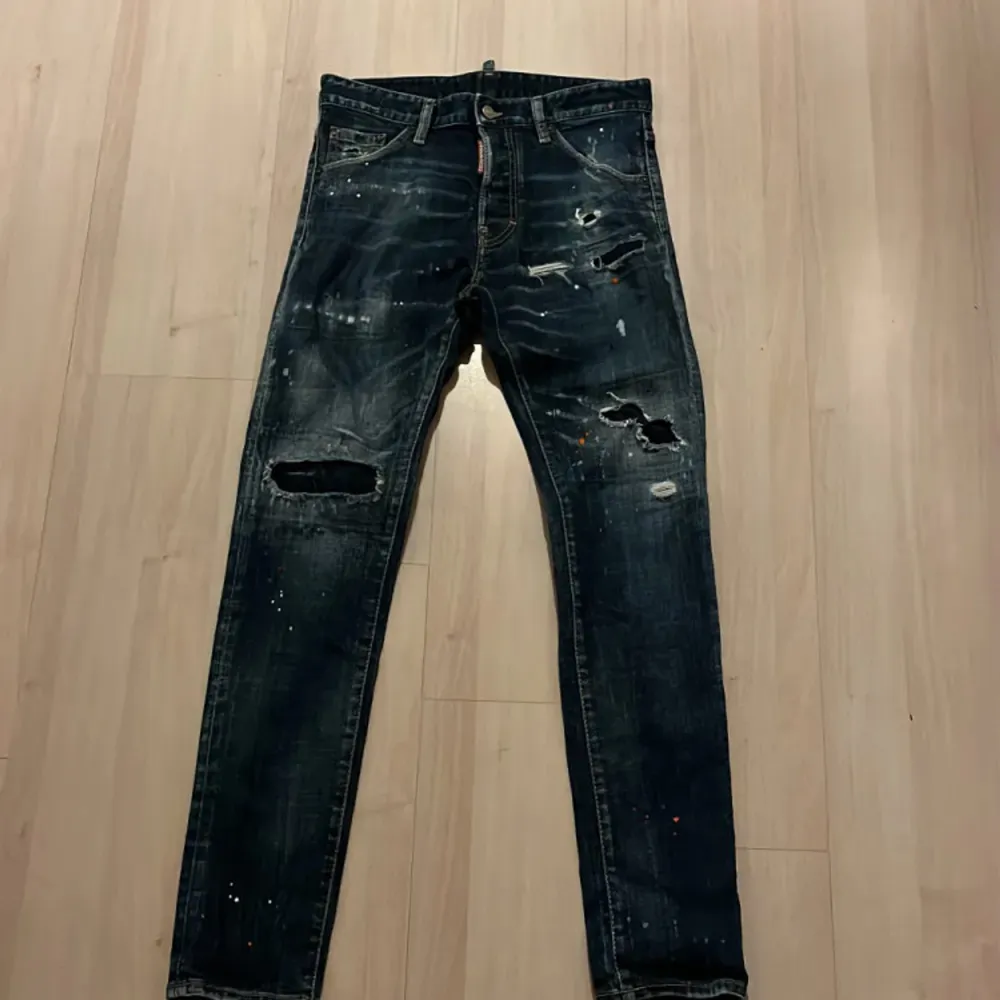 Hej! Säljer mina Dsq2 jeans pågrund av att dom inte används plus att dom var för små. Dom är köpta från Miintos hemsida, köpta för 5299 kr. Storlek 44. Inga fel alls på dom, inga hål, inga fel alls. Som nya. (Kan sänka pris vid snabb affär)😁. Jeans & Byxor.