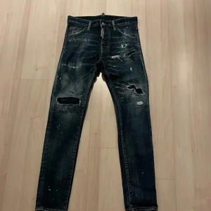 Dsquared2 jeans.  - Hej! Säljer mina Dsq2 jeans pågrund av att dom inte används plus att dom var för små. Dom är köpta från Miintos hemsida, köpta för 5299 kr. Storlek 44. Inga fel alls på dom, inga hål, inga fel alls. Som nya. (Kan sänka pris vid snabb affär)😁