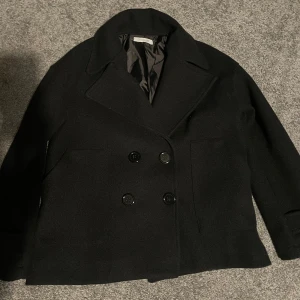 Trenchcoat  - Design by si trenchcoat  i svart. Ny i storlek xs