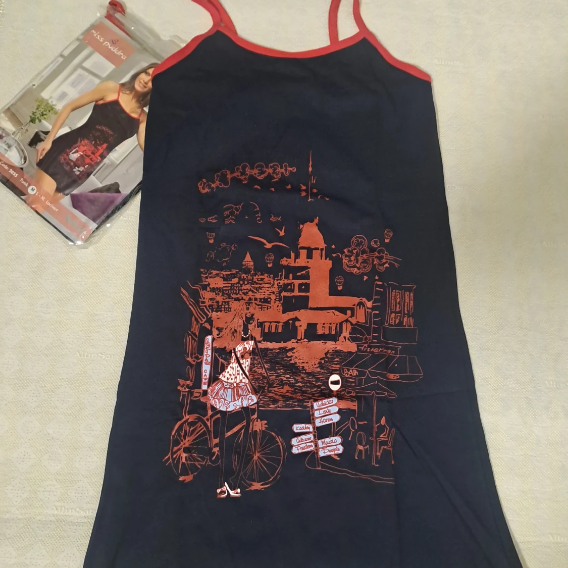 Svart klänning med rött tryck - 1