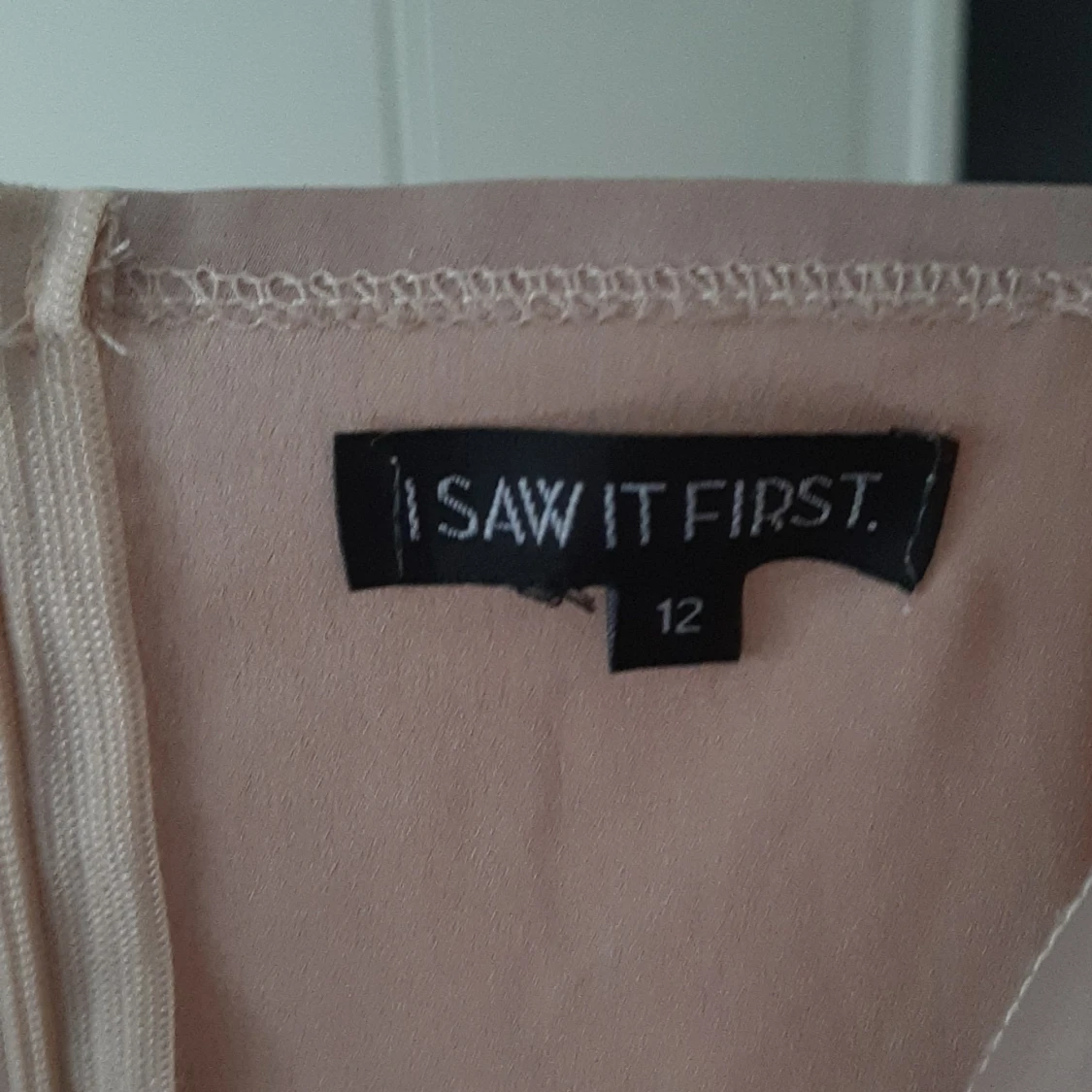 Beige omlottklänning från Saw It First - 2