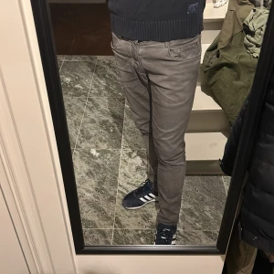 Grå jeans från Prada - Snygga grå jeans från Prada! Personen på bilden är 180cm och väger 70 kg. Tveka inte på att kontakta mig vid minsta fundering eller eventuella frågor🙌❗️pris kan diskuteras❗️
