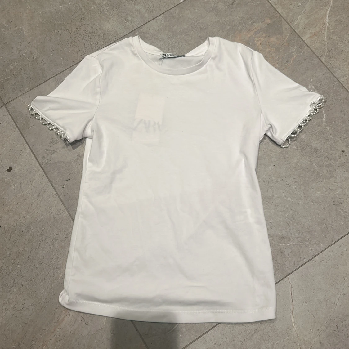  Vit t-shirt med pärldetaljer från Zara - 1