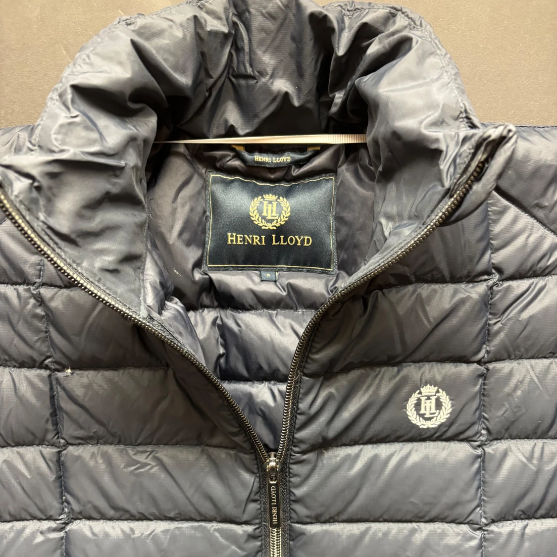 Mörkblå quiltad dunväst från Henri Lloyd - 2