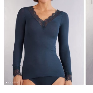 Mörkblå Instimissi tröja - Säljer min mörkblåa tröja från intimissimi då den inte kommer till användning. Endast använd 2 gånger. 