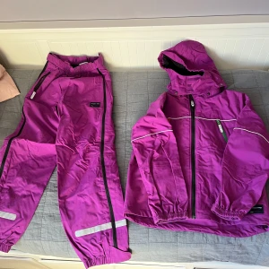 Skaljacka och skalbyxor från Polarn O. Pyret - Skaljacka och skalbyxor från Polarn och Pyret i nyskick. Byxorna är aldrig använda. Jackan är använd 1 vecka. Onamnat. Rökfritt och husdjursfritt hem.