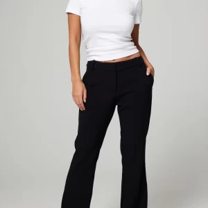 Svarta kostymbyxor från BikBok - Snygga svarta kostymbyxor från BikBok i storlek 36, modell Vera. Byxorna har en klassisk design med och lowwaist passform. Petite modell, passar mig som är 162 cm. Knappt använda då de är för små för mig. Nypris 500kr. Skriv vid frågor 😊