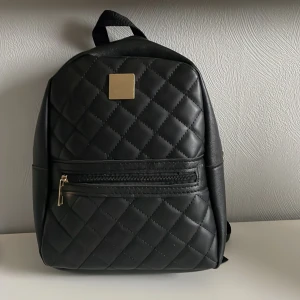 Ryggsäck - Säljer denna ryggsäcken pågrund av att jag inte har använt den. 