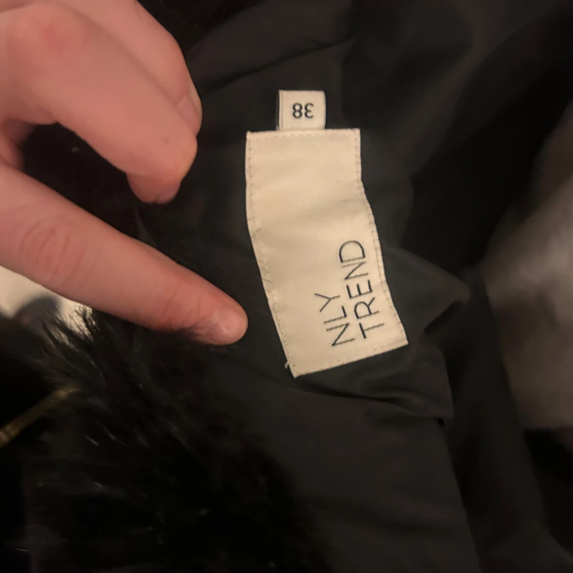 Svart pälsjacka från NLY Trend - 3