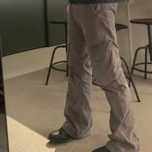 Hope byxor - Snygga grå cargopants med flera praktiska fickor på sidorna. Byxorna har en loose passform och är perfekta för en avslappnad stil. De är tillverkade i ett slitstarkt material som ger en cool look.