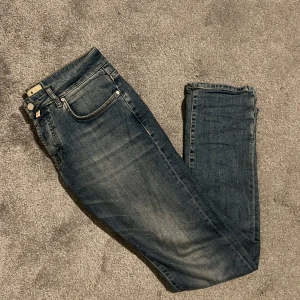 Blå jeans från Morris W29 - Extremt Snygga blå jeans från Morris med klassisk femficksdesign och broderad detalj på fickan. De har en normal passform och är tillverkade i slitstarkt denim. Nypris ligger på 1599kr men säljer dom nu för 999kr men går självklart att diskutera om. 