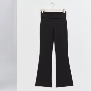 Svarta bootcut byxor - Snygga svarta trendiga yoga pants byxor från Gina tricot. Knappt använda så jätte bra skick. Nypris-360kr💗.priset kan diskuteras 