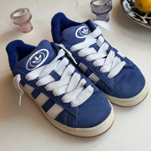 Adidas campus 00 - Säljer mina blåa campus 00 skor. Köptes i våras föra året men knappt använda då dom inte riktigt passade min stil. Finns blå snörren till. 