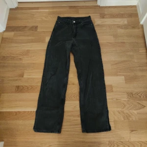 Svarta straight petite jeans - Snygga svarta jeansbyxor med en loose straight design och små slits. Storlek 34, petite längd.