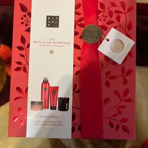 Presentset från Rituals - The Ritual of Ayurveda - Lyxigt presentset från Rituals med fyra bästsäljare i serien The Ritual of Ayurveda. Innehåller body scrub, shower foam, body cream och doftljus. Perfekt för en avkopplande och vårdande stund. Kommer i en vacker röd förpackning med dekorativa detaljer och ett elegant band.