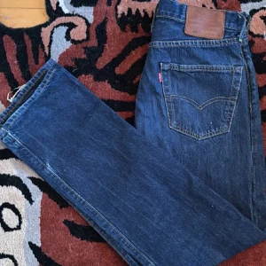 Levis 501 Jeans - Säljer mina Levis 501 pga garderobrensning. Storlek W30 L32, straight fit. Inte använda särskilt många gånger runt 20 gånger ungefär. Skick 8/10 ända defekten är lite slitage längst ner på höger ben. Skriv vid minsta fundering. Prisförslag välkomnas!