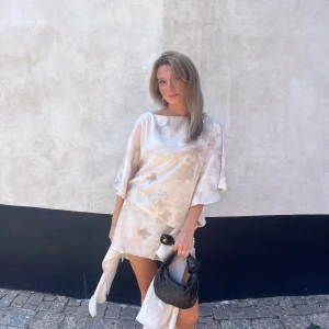 Beiget set  med asymmetrisk design från NAKD - Snygg sett  med asymmetrisk design och batik mönstrad från NAKD så himla snyggt! 