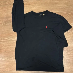 Långärmad tröja från Ralph Lauren - Ralph lauren långärmad, 7/10 skick täcken på användning vid nacken som man ser på bild 2, Storlek S, Qr kod funkar. // Prestige closet🙌