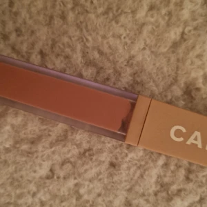 Liquid lipstick Caia Lucky Charm - Säljer ett flytande läppstift från Caia i en snygg nude nyans. Endast provat på hand.