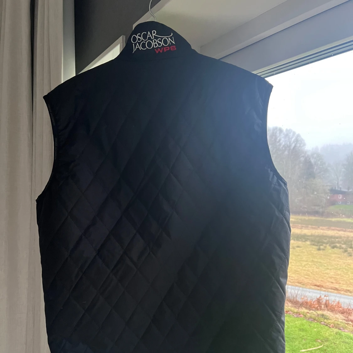 Svart quiltad väst från Oscar Jacobson - 3