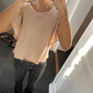 Beige volangtopp - Beige topp med volanger från Zara i storlek M, skulle säga att den även passar S. Fint skick. Använd gärna köp nu!