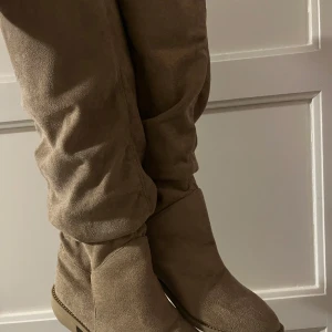 Beigea boots  - använda en gång, samma modell som andra bilden, storlek 42 men små i storleken så skulle säga att de mer är som en 39/40 