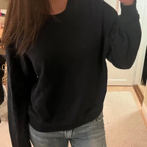 Marinblå tröja från Bik Bok - Säljer en stilren marinblå tröja från Bik Bok i storlek S. Tröjan har långa ärmar och en klassisk rund halsringning. Perfekt för en avslappnad look.