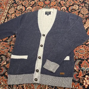 Blå/vit Woolrich kofta! - Säljer sjukt snygg och lyxig cardigan från märket woolrich! Den är otroligt skön då woolrich är kända för sin höga kvalitet.