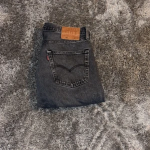 Levi’s 501 - Använda men mycket bra skick, de passar med alla olika typer av stilar och är väldigt bekväma! Nypris ca 1100-1200kr!🙌