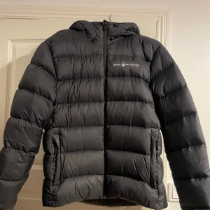 Svart dunjacka från Sail Racing - En supersnygg, svart, varm vinterjacka (dunjacka) från Sail Racing i storlek L, herrmodell. Den har endast användas 2-4 gånger och är i ett superfint skick. Ordinarie pris ligger på 2500kr, tänker du dig ett annat pris är det bara att höra av sig eller ge ett prisförslag🤗