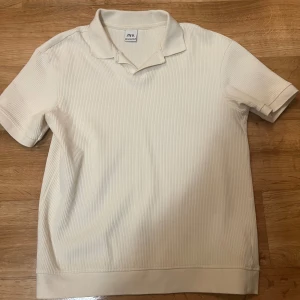 Zara piké  - Beige Zara piké i storlek S, den är i mycket bra skick 