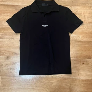 Axel arigato piké  - Svart axel arigato piké i storlek XS men passar även S, 10/10 skick, köparen står för eventuell frakt 