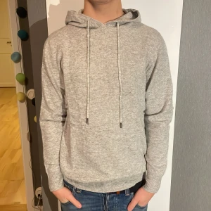 Merinoull hoodie - En riktigt snygg merinoull hoodie i en ljusgrå färg! Storlek S. Modellen är 179 lång. Använd max 3 gånger, inga defekter! Hör av dig vid intresse eller minsta fundering!