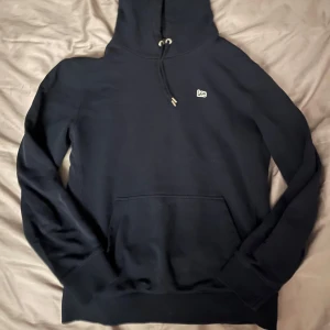 Lee Hoodie - Säljer nu denna hoodie från Lee i bra skick, knappt använd och riktigt snygg! (skick 9/10) (pris: 399) (storlek S 170-180) priset kan diskuteras vid snabb affär! 