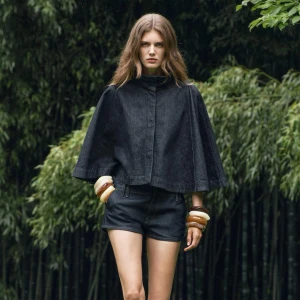 Mörkblåa jeansshorts - Säljer slutsålda snygga svarta jeansshorts med klassisk design och femficksmodell. Perfekta för en avslappnad stil. De har en lågmidjad passform och är tillverkade i slitstarkt denim. Prislapp finns kvar, säljer pga för små. Storlek L men sitter som en M 💕