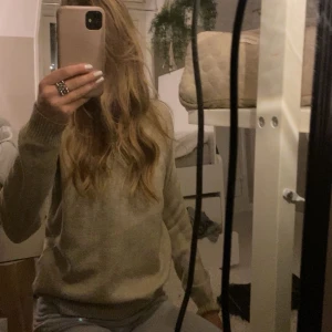 Beige stickad tröja från Vila - Säljer en stilren beige stickad tröja från Vila i storlek S. Tröjan har en rund halsringning och långa ärmar, perfekt för kyligare dagar. Den är mjuk och bekväm, idealisk för en avslappnad look. Inga defekter🥰
