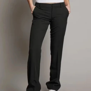Svarta kostymbyxor - Kostymbyxor från bikbok, lågmidjade❤️