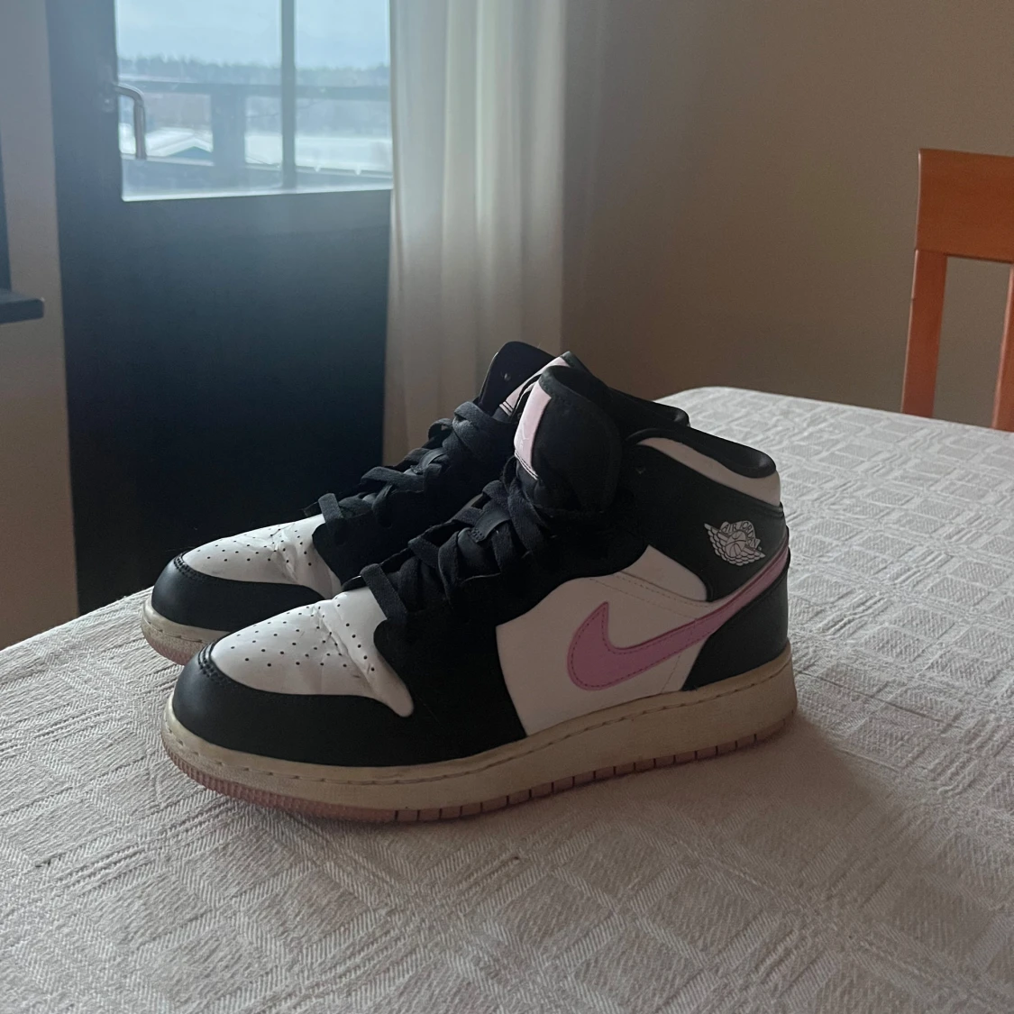 Nike Air Jordans med rosa detaljer - 2