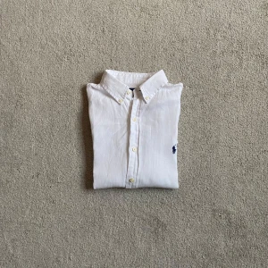 Ralph Lauren linneskjorta - Ralph Lauren skjorta i linne. | Size: S, skriv till mig för mått. | Skick: 9/10, flawless. | Bara skjortan ingår. | Nypris: 2095kr, mitt pris: endast 399kr. | Skriv vid frågor och funderingar!