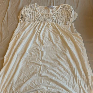 T-shirt  - T shirt med typ spets upp till, vet inte vad märket är tyvärr 