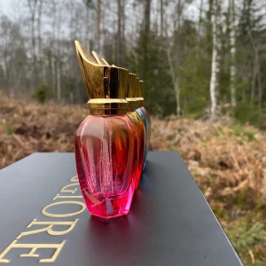 Färgglada parfymer  - Upptäck dessa eleganta parfymer fyra olika färger: rosa, röd, blå och mörkröd. Flaskorna har en unik design med gyllene lock som liknar en krona. Perfekt för den som vill ha en stilfull och färgglad doftsamling. Och dom är tomma men går att fylla på