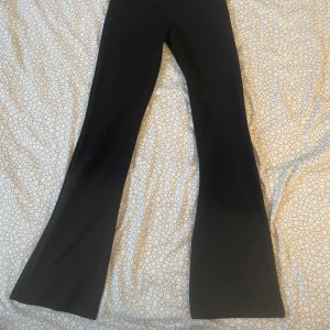 Svarta bootcut byxor - Snygga svarta bootcut byxor i ett stretchigt material. Perfekta för en stilren look med en bekväm passform. Mid waist. Använt ett fåtal gånger.