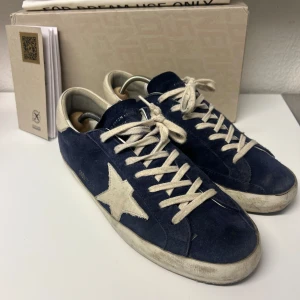 Golden Goose - Säljer mina feta Golden Goose sneakers. Skick 8/10 mycket bra, inga defekter. Köpta från miinto helt nya för ca 1 år sedan. Bara använda på sommaren. Allt og ingår. Kan tänka mig att gå ner i pris vid snabb affär. Storlek 42