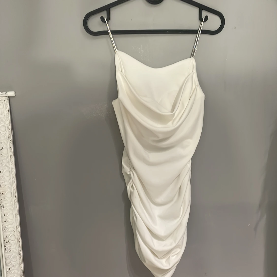 Vit klänning med glitter band