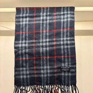 Burberry Scarf - Skick 9/10 | bäst i pris i Sverige! Skriv om du har fler frågor 😊