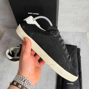 Saint Laurent skor - Saint laurent court classic | skick 9,5/10 använda 1-3 gångner max | endast skorna ingår | storlek 40 men passar 41 | skriv vid frågor 🙏🏻