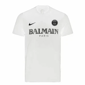 Balmain x PSG - Snygg vit t-shirt med Balmain Paris-tryck och Nike-logga. Perfekt för en stilren look. Tillverkad i ett bekvämt material med korta ärmar.