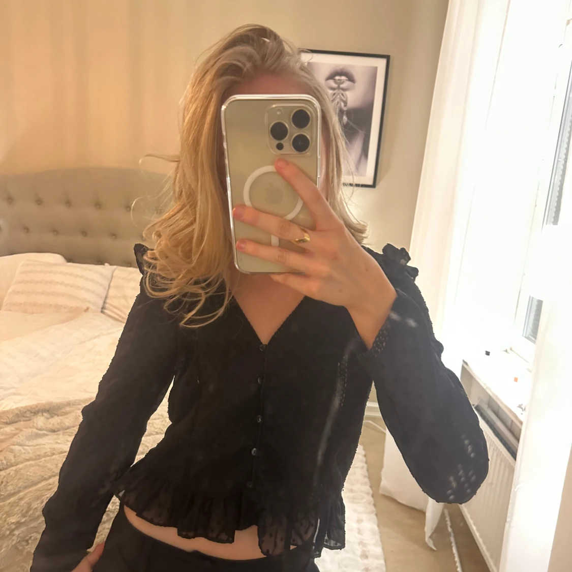 Svart blus med volangdetaljer - 2