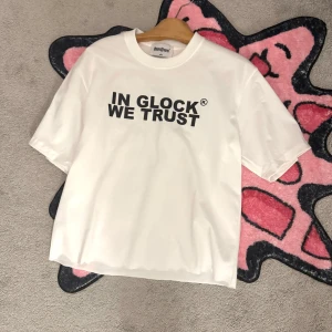 Vit t-shirt med tryck från Simple People - Cut at the bottom for a cropped look. Size S but fits Xs